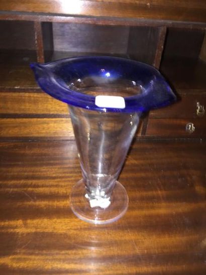 null Petit vase conique en verre blanc et bleu, moderne
