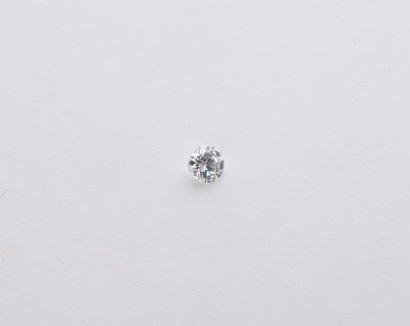 null 124. DIAMANT taille brillant sur papier pesant 1,12 carats.Le diamant est accompagné...