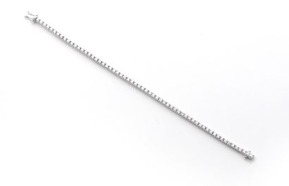 null 127. BRACELET ligne en or gris (750 millièmes) serti d’un alignement de 52 diamants...