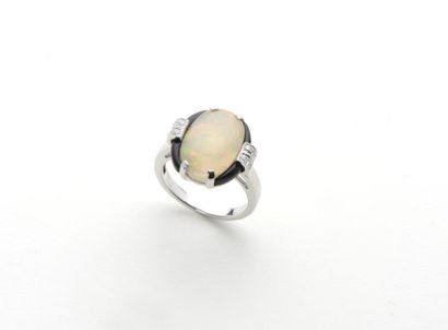 null 141. BAGUE en or gris (750 millièmes) serti d’une d’opale de forme ovale épaulé...
