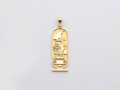null 2. PENDENTIF ovale « égyptien » en or jaune (750 millièmes) orné de hiéroglyphes.Long....