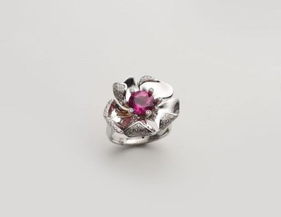 null 247. MELLERIO. BAGUE « fleur » en or gris (750 millièmes), modèle « Eden Rose »...