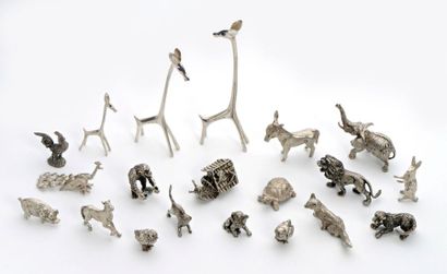 null 271. LOT de vingt miniatures animalières en argent (min. 800 millièmes), comprenant :...