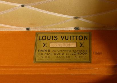 null Louis VUITTON - 1 rue Scribe Paris
Malle courrier, en vuittonite orange , bordures...