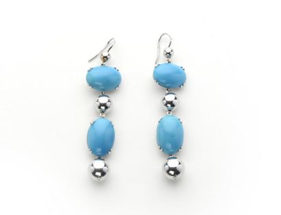 null 36. PAIRE de PENDANTS d’OREILLES en or gris (750 millièmes) serti de turquoises...