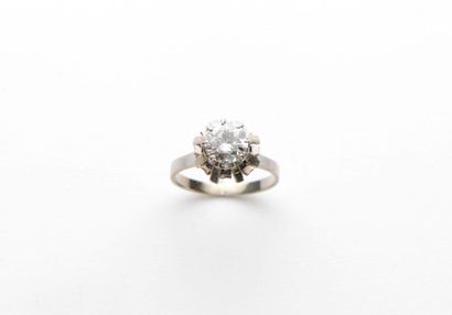 null 67. BAGUE solitaire en or gris (750 millièmes) serti d’un diamant demi taille,...