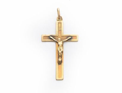 null 85. PENDENTIF « croix » en or jaune (750 millièmes) sculpté et amati. Poids :...