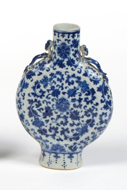 null GOURDE dite "moon flask" en porcelaine de Chine à décor feuillagé et fleuri...