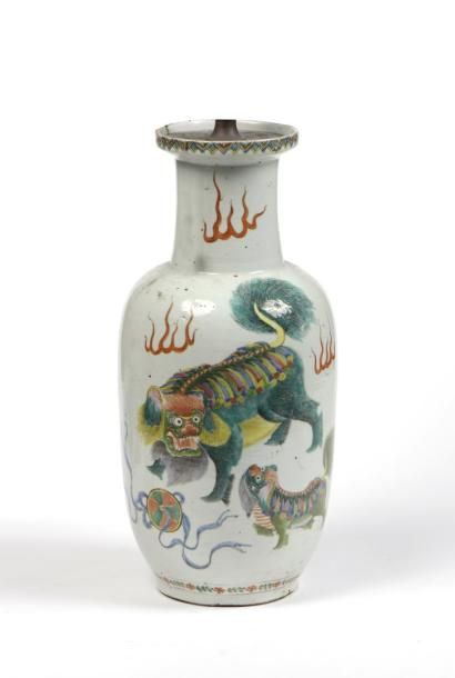 null VASE balustre en porcelaine blanche à décor polychrome de dragons et de flammes

Chine,...