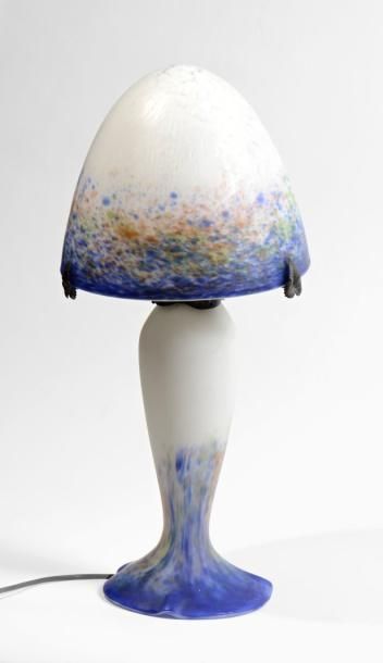 null LE VERRE FRANCAIS

Lampe champignon en verre à décor bleu, jaune et orange,...
