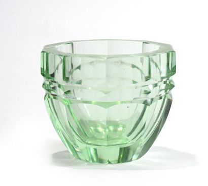 null DAUM Nancy France

VASE en cristal vert

H.: 13 cm