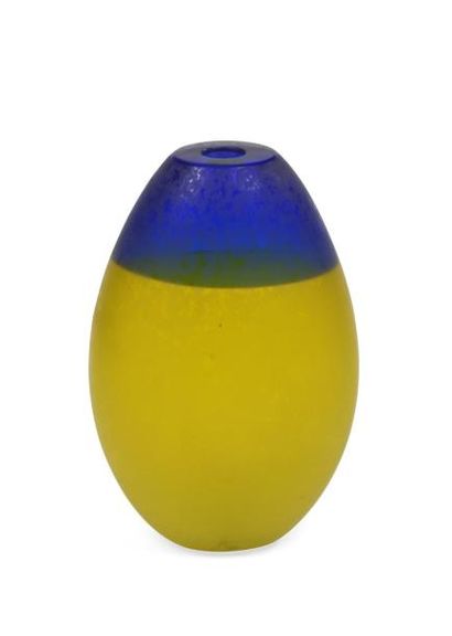 null VASE ovoïde en verre bleu et jaune

Travail des années 90

H.: 30 cm