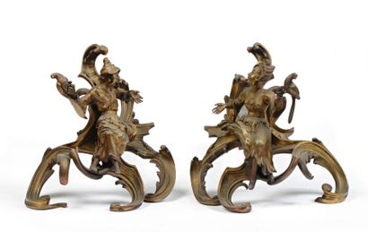 null PAIRE DE CHENETS en bronze ciselé et doré à décor d’un couple de chinois tenant...