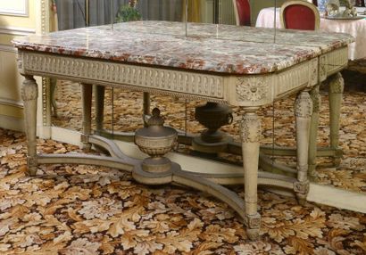 null IMPORTANTE TABLE EN CONSOLErectangulaire en bois sculpté relaqué gris à décor...