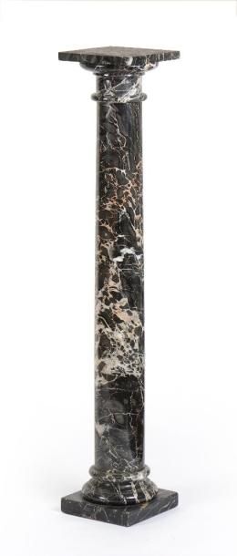 null COLONNE en marbre gris

H.: 109 cm