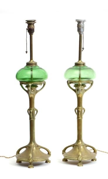 null PAIRE DE LAMPES en bronze doré, bulbes en verre vert, avec leurs globes. 

Epoque...