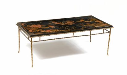 null TABLE basse rectangulaire en bronze doré à décor de palmes, le plateau laqué...