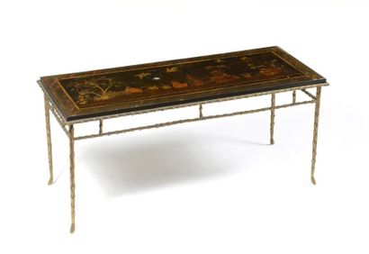 null DEUX TABLES basses rectangulaires pouvant former pendant en bronze doré à décor...