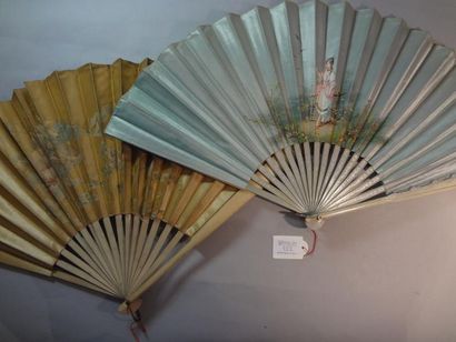 null Lot de deux éventails, les feuilles en satin, vers 1890 :
- l'un orné d'angelots...