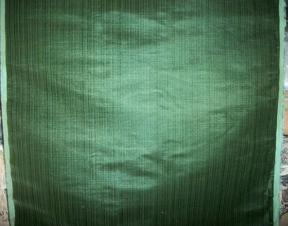 null Velours de soie jaspé vert, Lelièvre.Métrage : 4, 50 m en 0, 65 m de large