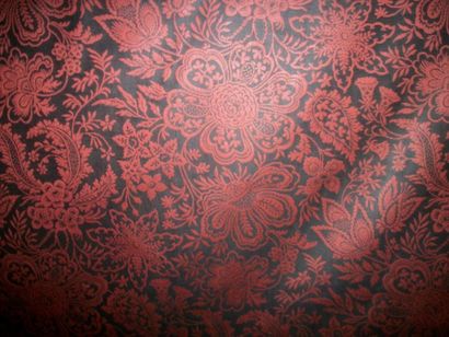 null Damas bicolore « arabesques », Edmond PETIT, fond noir, décor rouge d’une perse...