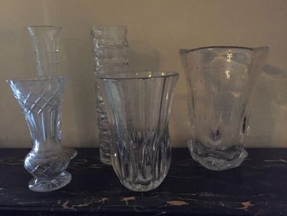 null LOT de verrerie comprenant cinq vases taillés ou bullé (accidents)