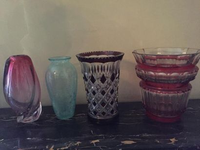 null LOT de verrerie comprenant quatre vases en cristal ou verre de couleur taillés...
