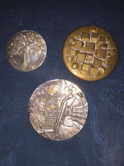 null LOT de cinq médailles en bronze et en métal

Diam.: 10,5; 7,5, 7 (x2) et 5 cm

(deux...
