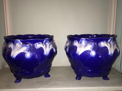 null PAIRE DE CACHE-POTS en faience bleu à décor d'iris

Style Art Nouveau

H.: 24,5...
