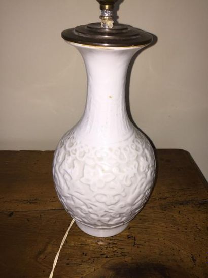 null Pied de lampe porcelaine blanche à décor de feuilles, Chine XXe siècle