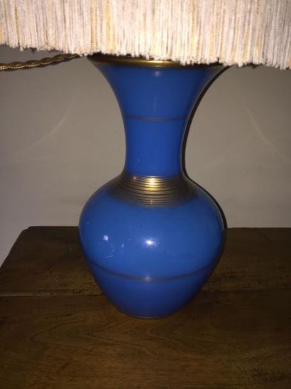 null Paire de vases en opaline bleu et or, époque Napoléon III, montés en lampe ...
