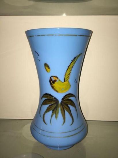null Vase cornet en opaline turquoise à décor peint d'un oiseau branché, XIXe si...
