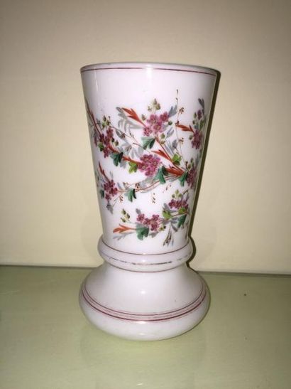 null Vase cornet en opaline blanche à décor de fleurs, XIXe siècle