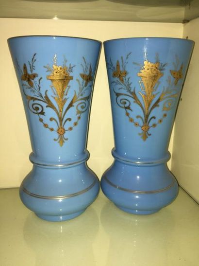 null Paire de vases cornet en opaline turquoise à décor or, XIXe siècle