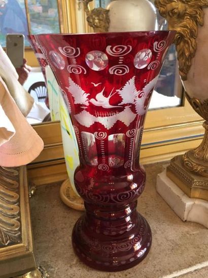 null Vase cornet en cristal taillé rouge à décor d'oiseaux voletant, Bohême, XXe...