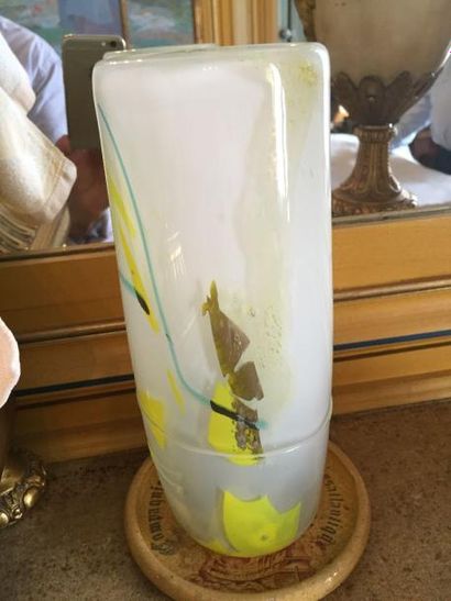 null MARCADE - Vase en verre blanc à décor jaune et or, signature au dessous, daté...