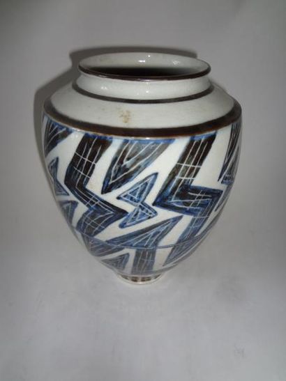 null Vase en porcelaine à décor en camaieu bleu, signé, moderne, H.: 22 cm