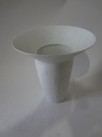 null HAVILANDE- Vase en biscuit décor en relief brindille, h.: 20 cm