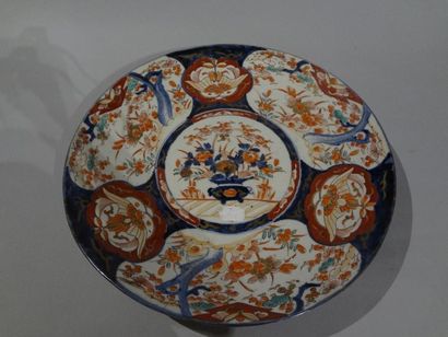 null CHINE, GRAND PLAT en porcelaine à décor Imari, XIXe siècle, Diam.: 46 cm