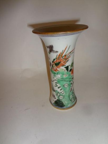 null Petit vase cornet en porcelaine à décor polychrome végétal animé d'oiseaux,...