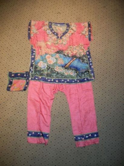 null Pantalon et veste dans une pochette, Chine, XXème siècle, damas rose à décor...
