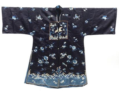 null Veste de femme Han, Chine, fond satin bleu, décor brodé en camaïeu bleu de fleurs,...