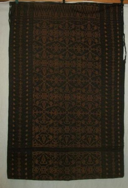 null 
Sarong, Indonésie, tissage 
ikat, fond brun, décor tabac de trois rangées de...