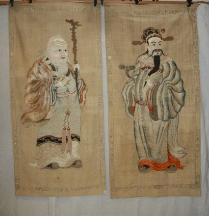 null Paire de tentures, Chine, dynastie Qing, XIXème siècle, toile crème brodée en...