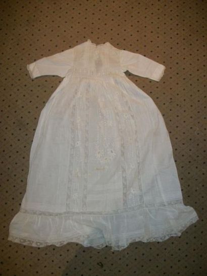 null Robe de baptême, vers 1900, linon brodé et incrustation de dentelle (tache)...