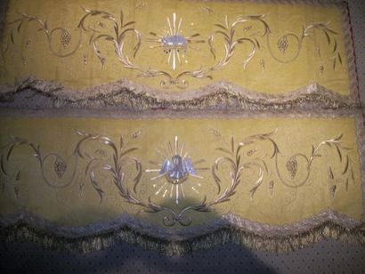 null Deux lambrequins pour un dais de procession en drap d’or, XIXème siècle, décor...