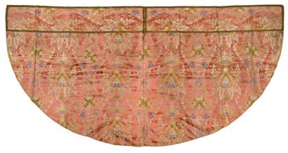 null Chape dans un lampas « à la dentelle », vers 1710, fond satin rose cuivre, décor...