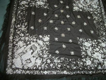 null Châle dit de Manille, Chine, circa 1900, twill noir brodé crème de chinois et...