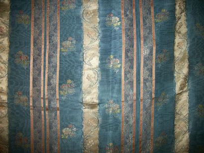 null Lampas, XVIIIème siècle, fond gros de Tours moiré bleu, rayé de bandes de satin...