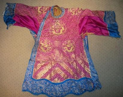 null Robe de théâtre, Chine, dynastie Qing, circa 1900, satin framboise brodé or...